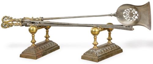 Utiles de chimenea de bronce dorado y plateado con soportes de bronce dorado y hierro.