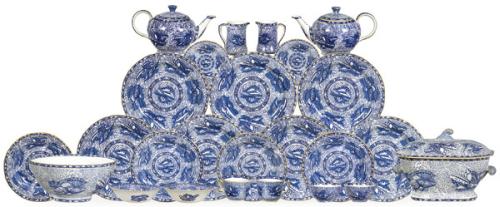 Vajilla en cerámica Mottahedeh, modelo “Torquay”, con decoración transferida en azul cobalto sobre fondo blanco con motivo de conchas y algas
