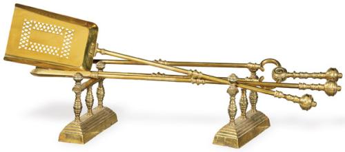 Utiles de chimenesa de bronce dorado con dos soportes de bronce.