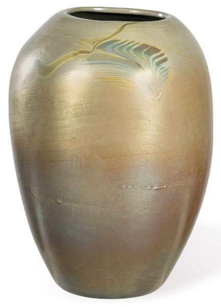 Jarrón ovoide de cristal con cubierta metalizada y decoración de hojas irisidas siguiendo modelos de Tiffany´s.