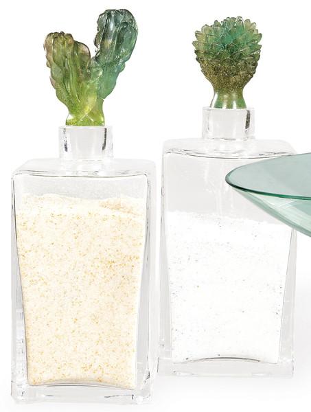 Dos botellas altas de cristal con tapones de"pate de verre" con forma de cactus diseñados por Joseph Hilton Mc Connico para la casa francesa Daum.