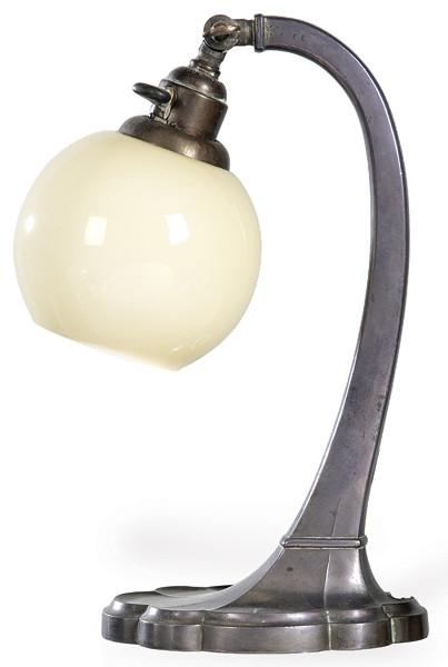 Lámpara de mesa modernista de metal plateado y tulipa esférica de cristal primer tercio S. XX