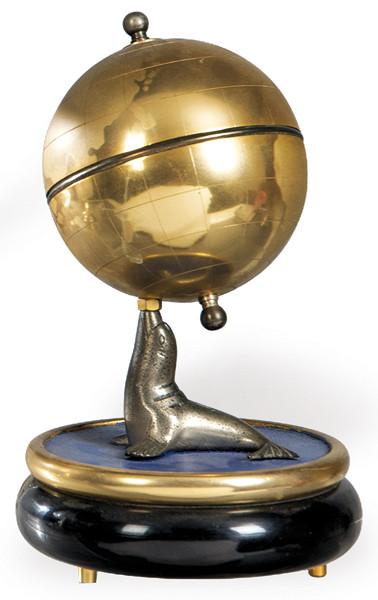  Cigarrera musical en forma de globo terráqueo en equilibrio sobre la nariz de una foca h. 1960-70