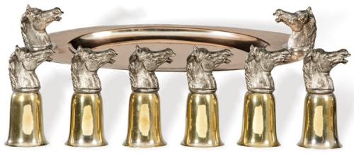  Bandeja y seis copas con cabezas de caballo en metal plateado, posiblemente de Valenti h. 1970.