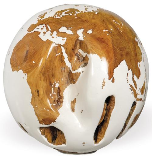 Bola mundo en teca maciza tallada parcialmente esmaltada en blanco.