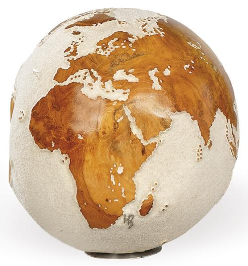 Bola del mundo tallada en teca y recubierta en arcilla con base giratoria.