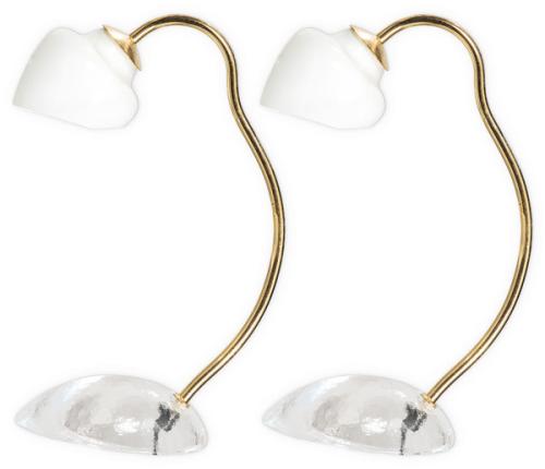 Pareja de lámparas de mesa, con estructura metálica dorada curvilínea, con tulipas de vidrio soplado.