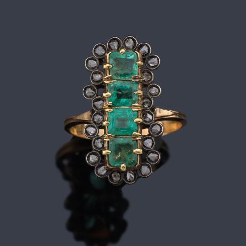 Anillo lanzadera con cuatro esmeraldas calibradas con orla de diamantes talla rosa. Años '30.