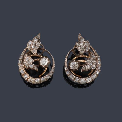  Pendientes con diseño floral con diamantes talla 'old cut' y rosa de aprox. 2,60 ct en total. Circa 1860.