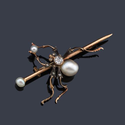  Broche en forma de araña con tres perlas de aprox. 7,68 mm - 4,73 mm - 3,18 mm (posiblemente finas) con un diamante talla 'old cut' de aprox. 0,40 ct. S. XIX.