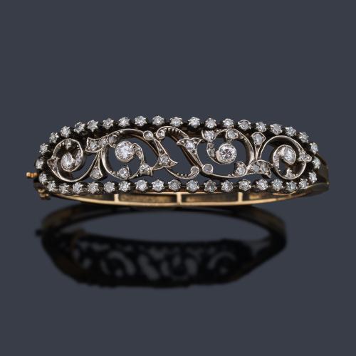  Pulsera rígida con frente decorado con diamantes talla antigua, transición y sencilla de aprox. 2,56 ct en total. Primer tercio S. XX.