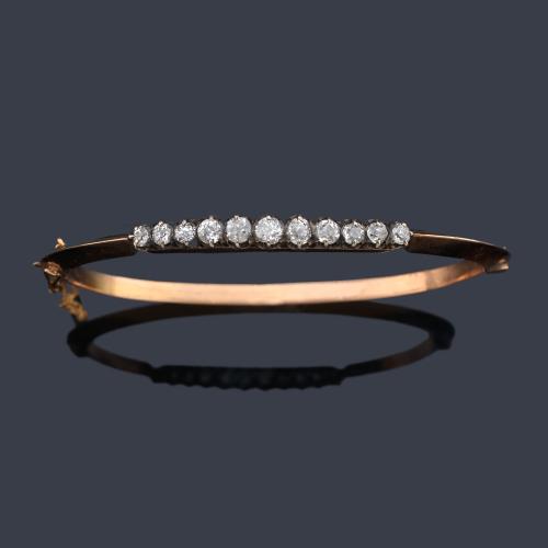Pulsera rígida con banda de diamantes talla rosa en montura de oro rosa de 18K. Finales S. XIX.