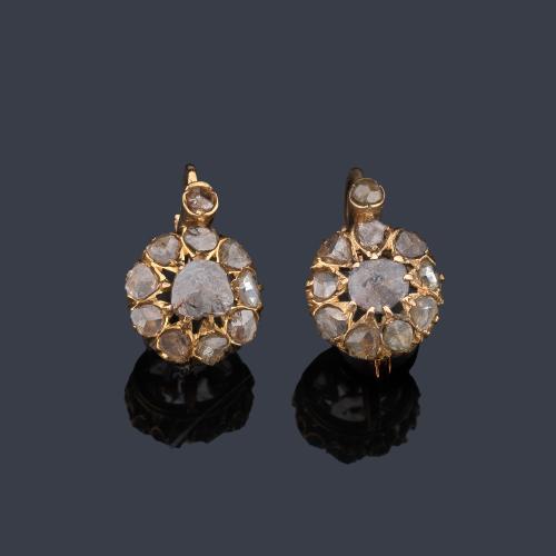  Pendientes populares con diseño de rosetón con diamantes talla rosa en montura de oro amarillo de 18K.