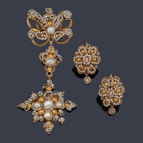 Venera y pendientes cortos con perlitas aljófar y perlas de rio en montura de oro amarillo de 18K. S. XIX.
