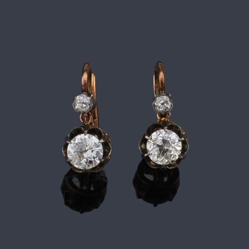 Pendientes con pareja de diamantes talla 'old cut' de aprox. 0,44 ct y 0,40 ct respectivamente. Circa 1900.