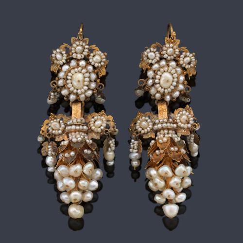 Delicados pendientes largos (posiblemente Valencianos) con perlitas aljófar, en oro amarillo de 18K. S. XIX.