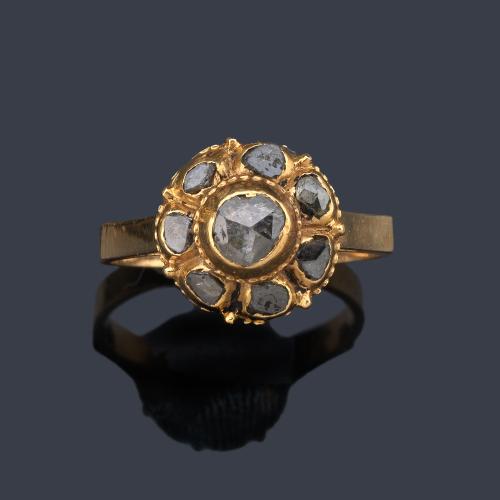  Anillo con diseño de rosetón con diamantes talla table en montura de oro amarillo de 18K. Ppios S. XIX.
