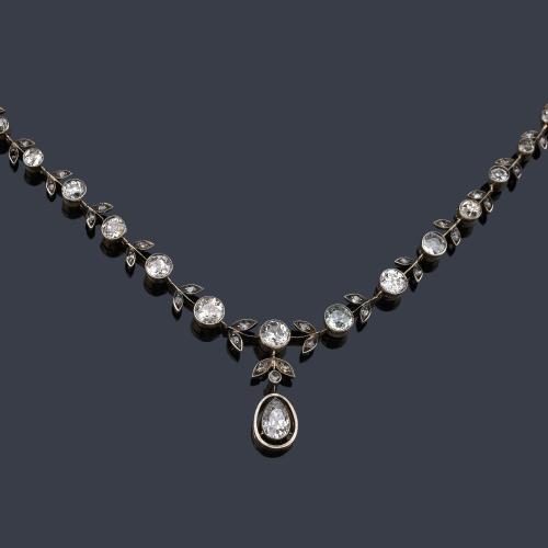 Collar largo con diamantes talla antigua y perilla 'old cut' de aprox. 3,00 ct en total. Finales del S. XIX.