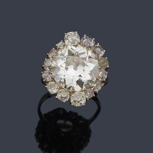  Anillo con diamante talla 'old cut european' de 7,61 ct con orla de diamantes talla antigua de aprox. 1,70 ct en total. Certificado GIA.
