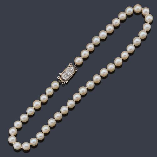  Collar con 1 hilo de perlas de aprox. 6,98 mm - 7,14 mm con cierre ovalado con brillantes en montura de oro blanco de 18K.