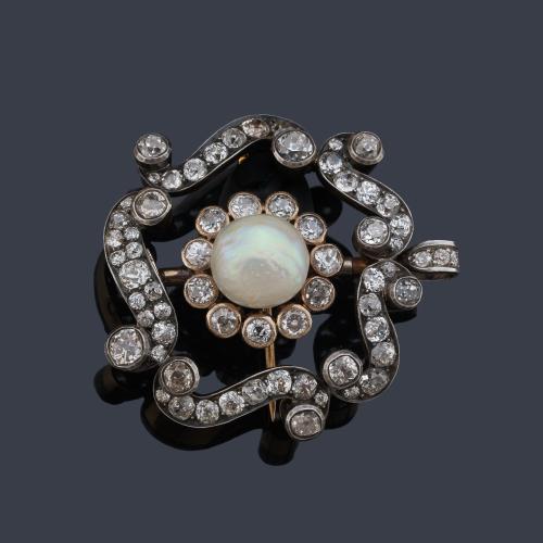  Broche con centro de perla natural (fina) de aprox. 13,35 mm - 14,05 mm (14,05 ct) y diamantes talla antigua y 'old cut' de aprox. 13,00 ct en total. Certificado GüBELIN. Finales S. XIX.