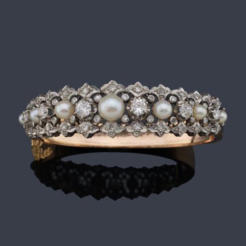 Pulsera rígida con banda de perlas en disminución de aprox. 4,05 mm - 7,66 mm intercalado con diamantes talla 'old cut' de aprox. 2,60 ct en total. S. XIX.