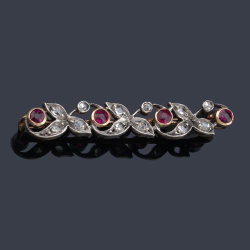  Broche - barrita con diseño vegetal decorado con rubíes y diamantes talla rosa.