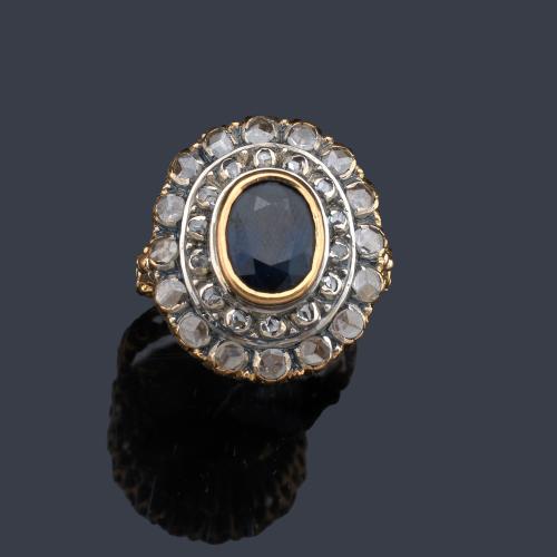  Anillo con zafiro talla oval de aprox. 1,80 ct con doble orla de diamantes talla rosa.