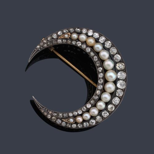 Broche con forma de media luna con banda central de perlas de aprox. 2,87 mm - 4,82 mm y banda de diamantes talla antigua y 'old cut' de aprox. 2,20 ct en total. S. XIX.