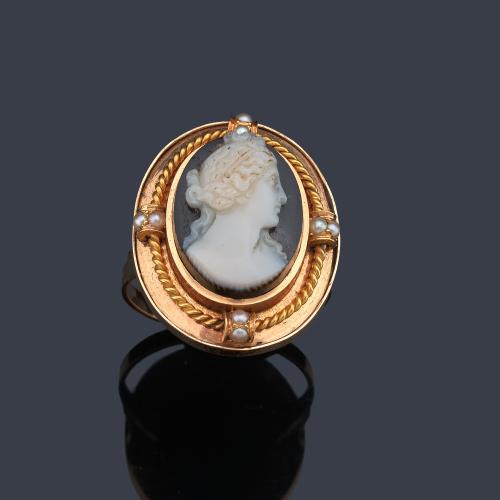 Anillo con camafeo central representando busto femenino clásico sobre placa ovalada de ónix. Finales S. XIX.
