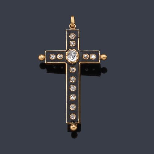  Broche - colgante en forma de cruz con diamantes talla 'old cut' sobre esmalte negro, en montura de oro amarillo de 18K. Finales S. XIX.
