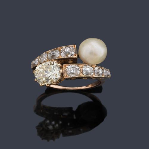  Anillo 'tú y yo' con perla (posiblemente fina) de aprox. 7,24 mm y con diamante talla 'old cushion' de aprox. 1,05 ct con doble banda de diamantes talla antigua. Años '20.