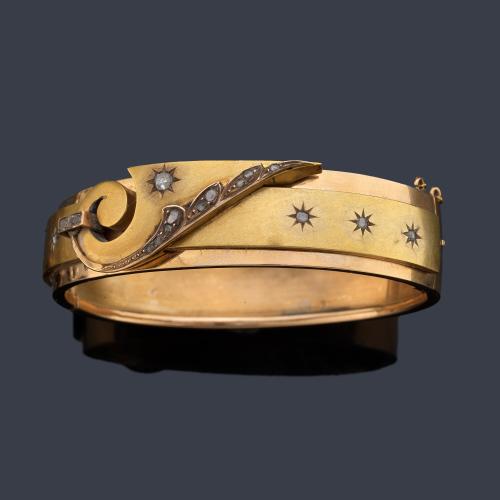Pulsera rígida con diamantes talla rosa en engaste estrella realizado en oro amarillo de 18K. S. XIX.