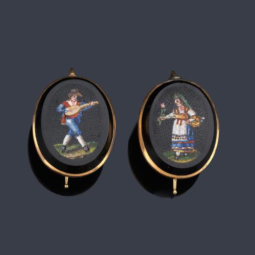 Pendientes largos con motivo de micromosaico con motivo de pareja femenina y masculina clásica sobre montura de oro amarillo de 18K.