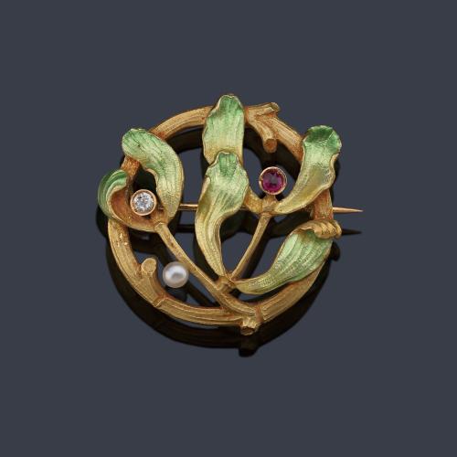  Broche floral Art Noveau en oro amarillo de 18 K y esmalte con perla, diamante y rubí.Posiblemente Louis Aucoc. Estuche original de la casa Aucoc.