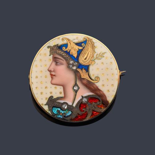 Broche circular c.1880 con imagen de la diosa Atenea en esmalte policromado y diamantes, en montura de oro amarillo de 18 K.