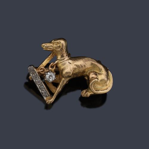  Broche con motivo de perro raza galgo con diamantes talla rosa en montura de oro amarllo de 18K. Años '40.