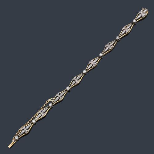 Pulsera con eslabones calados intercalado con brillante en engaste de chatón de aprox. 1,44 ct en total.