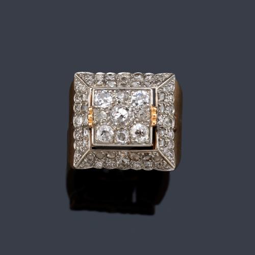  Anillo con diseño de templete con diamantes talla antigua de aprox. 2,20 ct en total.