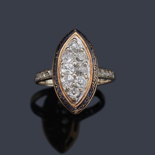  Anillo lanzadera con pavé de diamantes talla antigua de aprox. 0,48 ct en total.