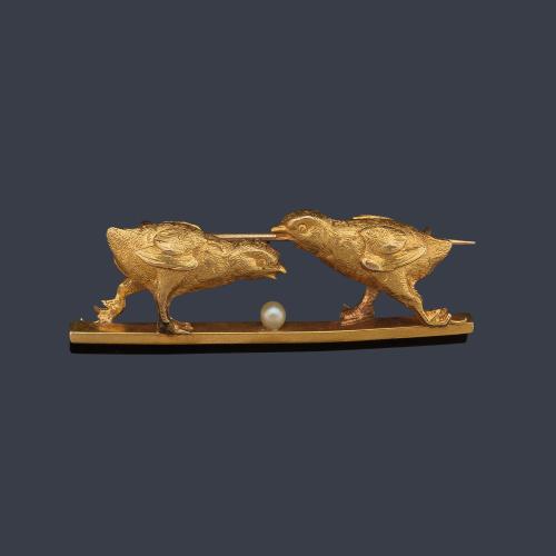  Broche con motivo de pareja de pollitos realizados en oro amarillo de 18K y perlita.