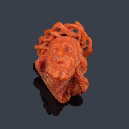 Cabeza de Cristo realizada en pieza de coral rojo tallado.
