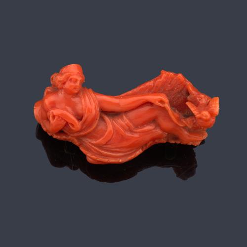 Broche con motivo de figura femenina con porte clásico realizado en una pieza de coral tallada.