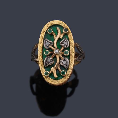  Anillo lanzadera con motivo vegetal decorado con diamantes y esmeraldas sobre esmalte verde. Primer tercio S. XX.