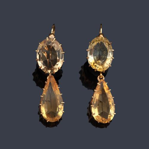  Pendientes largos con cuarzos citrinos talla oval y perilla realizados en oro amarillo de 18K. S. XIX.