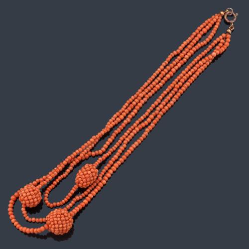 Collar con tres hilos de cuentas de coral con tres motivos esféricos con cuentas de coral insertadas. Ppios S. XX.