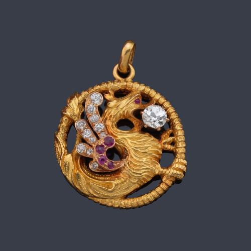 Colgante modernista con motivo de dragón rampante con diamantes talla 'old cut' y rubíes. Circa 1900.