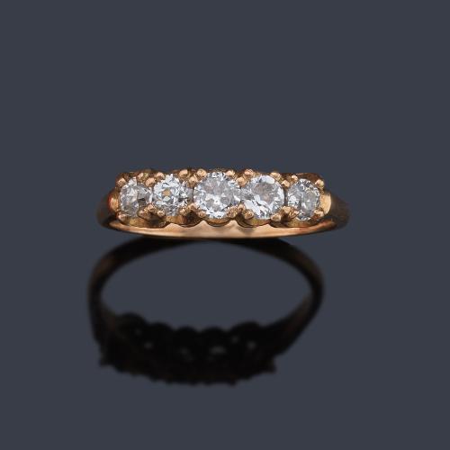  Media alianza con banda de diamantes talla antigua de aprox. 0,50 ct en total.