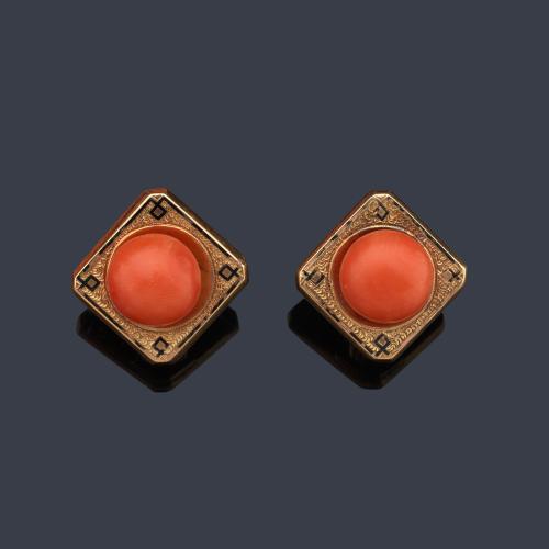  Pendientes cortos con pareja de botones de coral sobre montura cuadrada de oro amarillo de 14K.