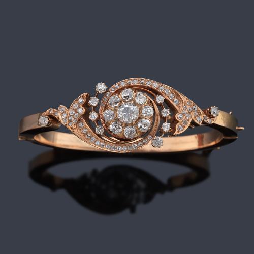  Pulsera con diseño de rosetón central con diamantes talla 'old cut' y antigua  de aprox. 3,80 ct en total. Finales S. XIX.